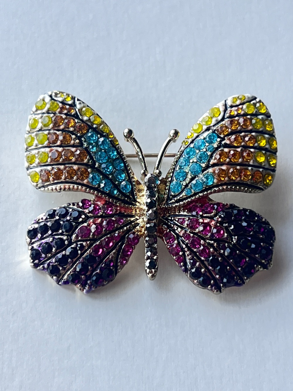 Vintage Signed NAPIER Butterfly Brooch Multi-Color Pavé Rhinestone Gold Tone 90s - Picture 2 of 8